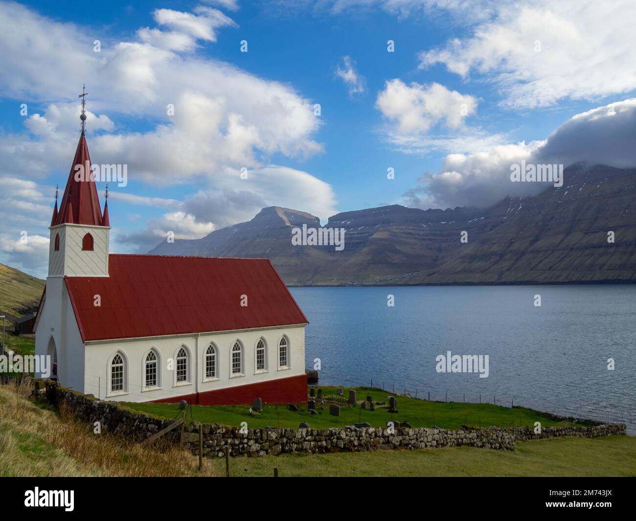 Húsar Kirche am Kalsoyarfjørður Fjord mit Kunoy Island im Hintergrund Stockfoto