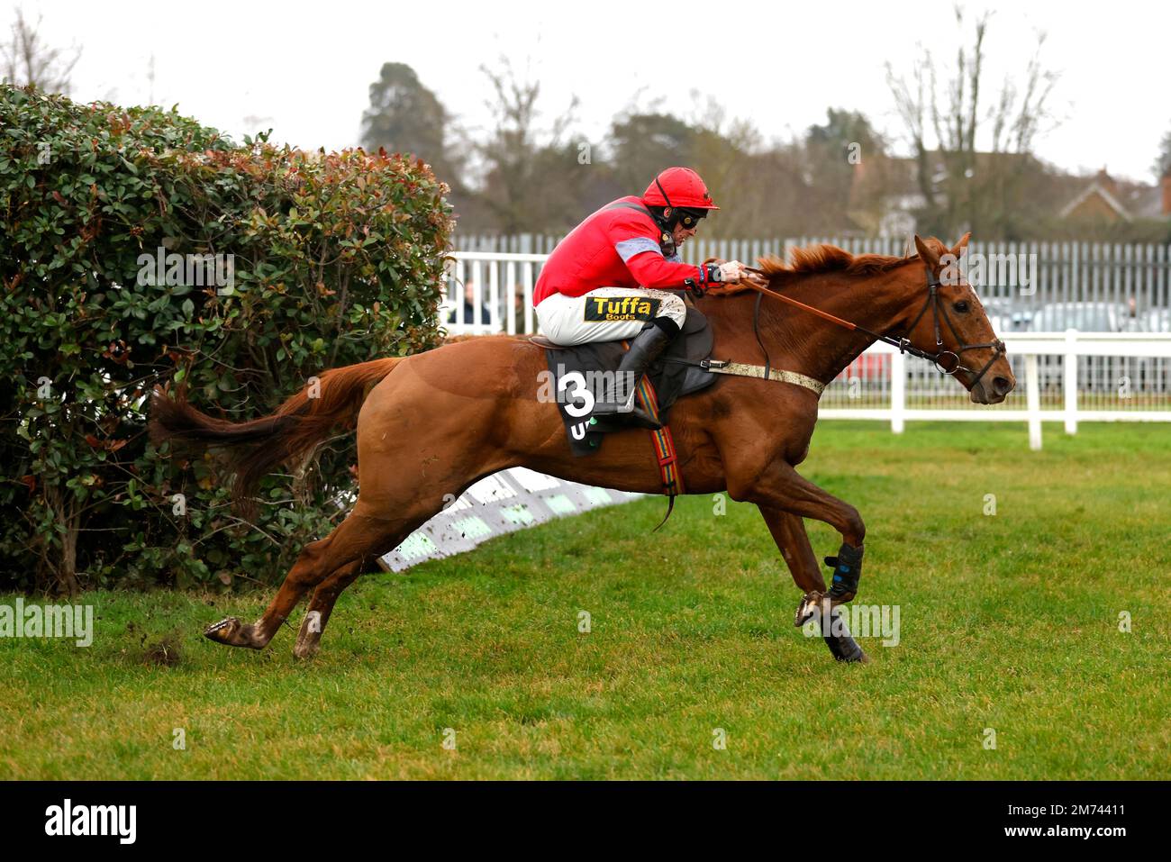 Red reitete von Jockey Marc Goldstein auf dem Weg, den Read Nicky Henderson's Unibet Blog Handicap Chase in Sandown Park, Surrey, zu gewinnen. Foto: Samstag, 7. Januar 2023. Stockfoto