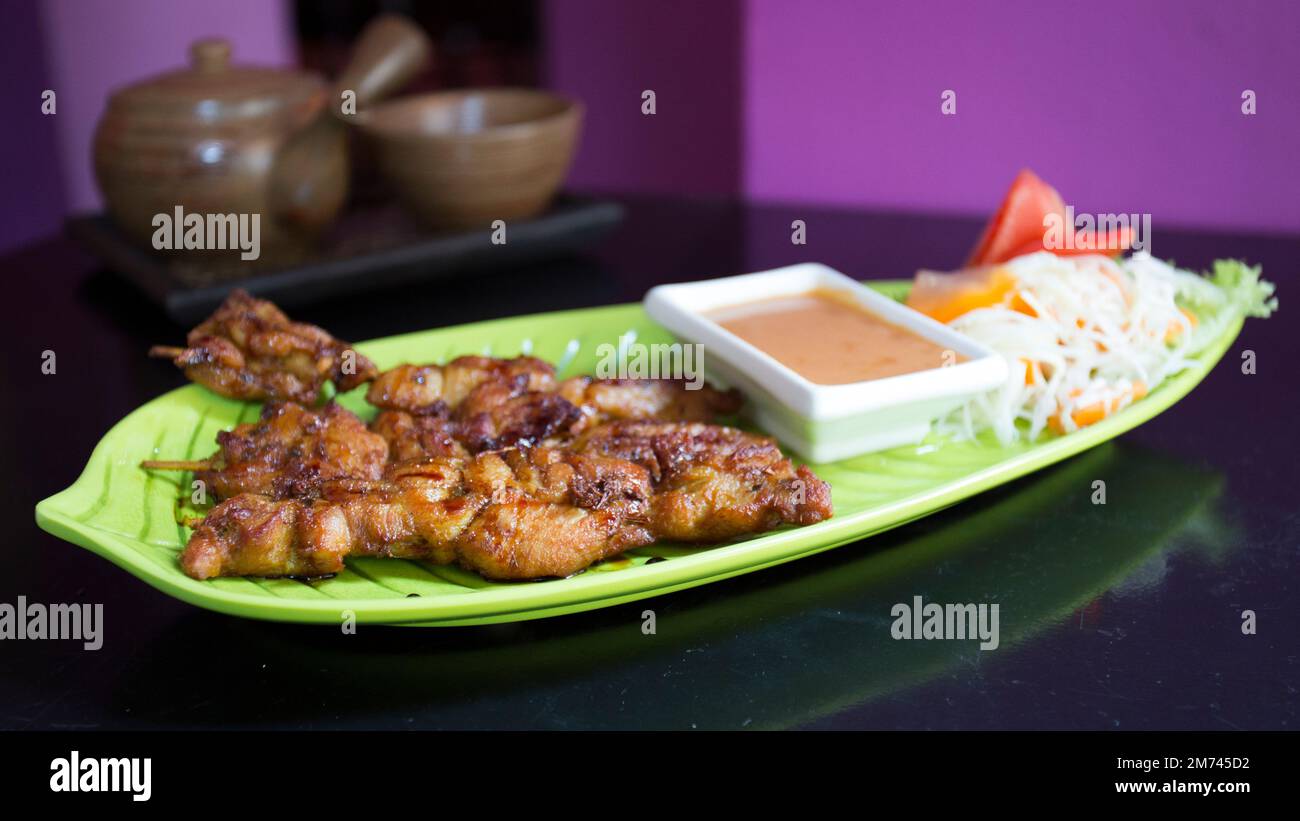 Gebratene und panierte Hähnchenspieße mit Sauce an der Seite. Stockfoto