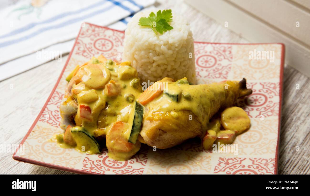 Hühnchen mit Currysauce und Gemüse zubereitet. Stockfoto