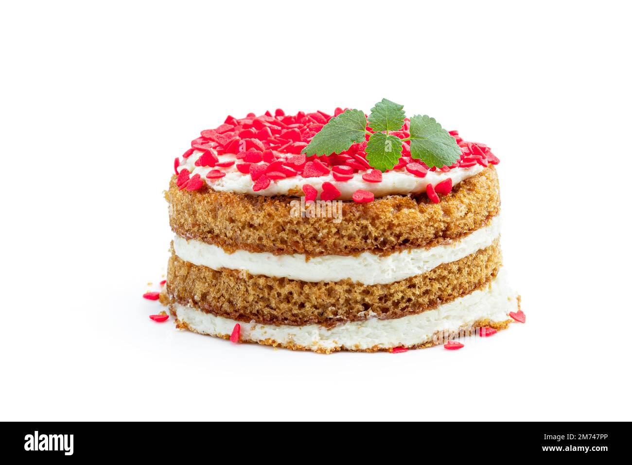 Hausgemachtes Dessert mit Schlagsahne und herzförmigen Streuseln isoliert auf Weiß Stockfoto