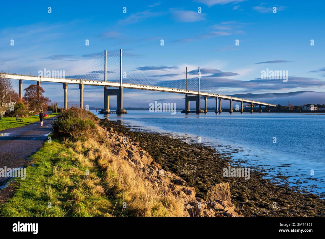 Blick auf die Kessock Bridge von North Kessock auf der Black Isle in Ross und Cromarty, Highland, Schottland, Großbritannien Stockfoto