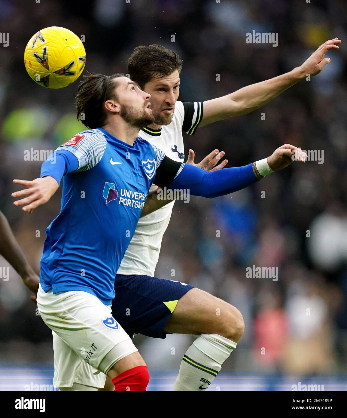 Owen Dale von Portsmouth und Ben Davies von Tottenham Hotspur (rechts