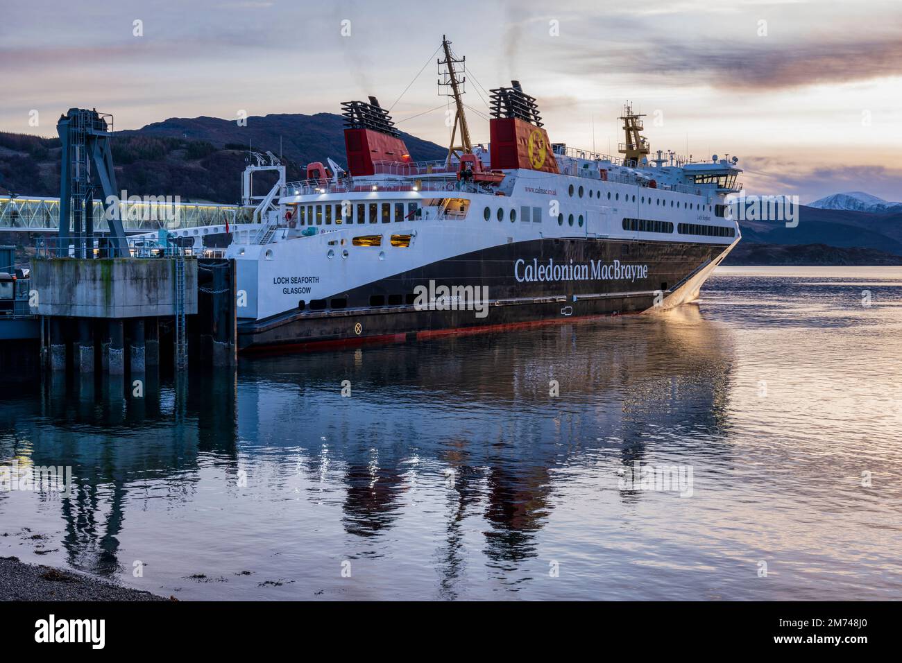 CALMAC Ferry MV Loch Seaforth legt am Ullapool Ferry Terminal an - Ullapool, Wester Ross, Highland, Schottland, Großbritannien Stockfoto