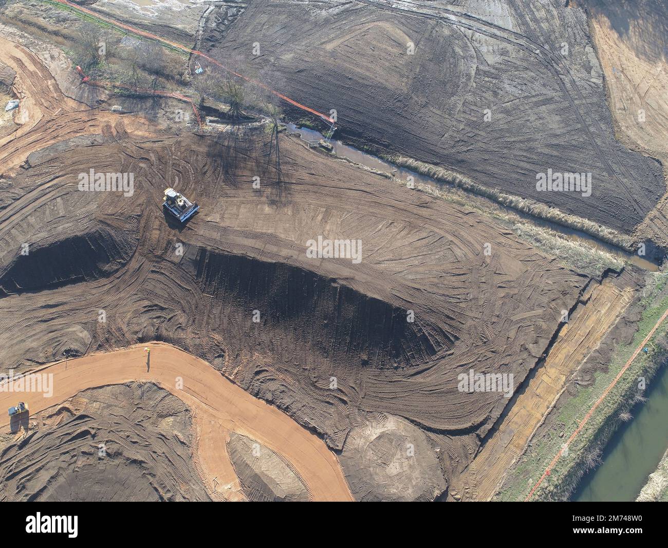 Auf dieser riesigen, großen Baustelle, die von oben gesehen wird, werden Landschaftselemente gebaut. Stockfoto