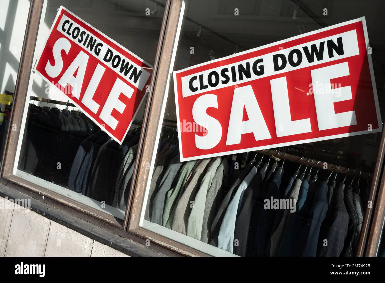 Anzüge und allgemeine Herrenbekleidung sind im Schaufenster eines Einzelhändlers zu sehen, der demnächst schließen wird und bei dem am 6. Januar 2022 in London, England, auf Piccdailly in Westminster ein Schnäppchen gemacht werden soll. Stockfoto