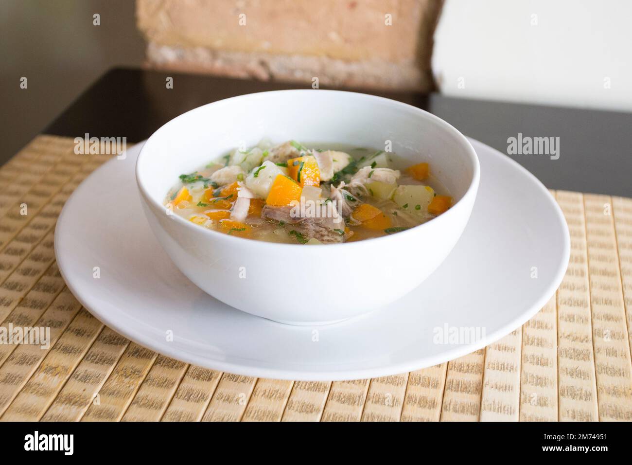 Vegetarische asiatische Suppe. Traditionelles nordasiatisches Rezept mit Gewürzen wie Curry und Kräutern wie Koriander. Stockfoto