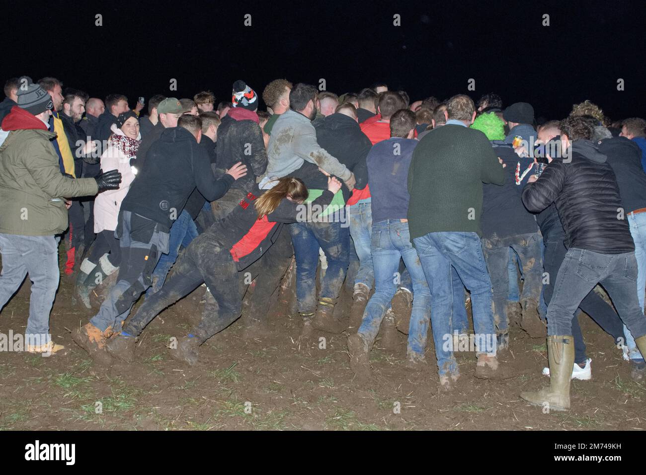 Haxey, North Lincolnshire, Großbritannien - 01 06 2023: The Haxey Hood Sway gewinnt an Dynamik, da sich Teams aus Haxey und Westwoodside dem Skrum anschließen. Stockfoto