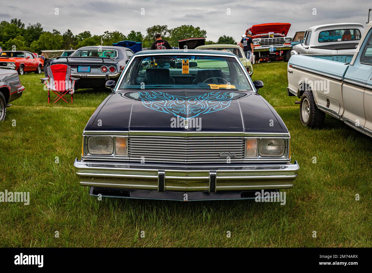 Iola, WI - 07. Juli 2022: Aus der Vogelperspektive: Abholung von einem GMC Caballero Diablo um 1980 Uhr bei einer lokalen Automesse. Stockfoto