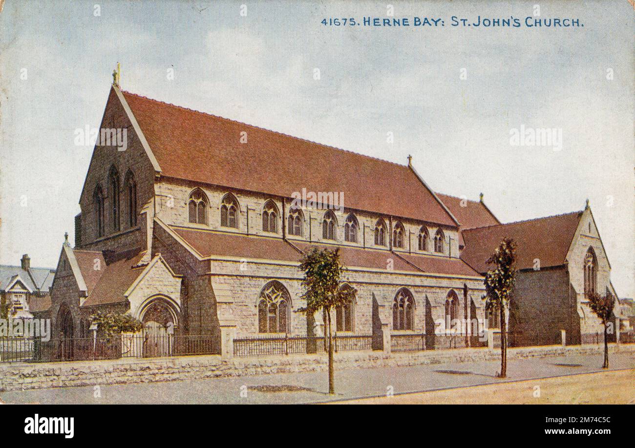 St. John the Evangelist Church, Brunswick Square, Herne Bay, Kent. Von einer Postkarte aus dem Jahr 1903. Das Design wurde von R. Philip Day, dem Diözesanarchitekten, entworfen. Die Bauarbeiten kosten zunächst 6.577 Pfund. Der Grundstein wurde vom Lord Mayor of London, Sir Horatio Davies, Abgeordneter, am 28. Juli 1898 gelegt. Die Kirche war für 800 Personen untergebracht und wurde am 25. Juli 1899 vom Bischof von Dover geweiht. Die ursprüngliche Konstruktion verlangte einen Turm am Westende, aber es fehlten die Mittel, um diesen zu bauen. In der Anfangsphase der Arbeiten wurden nur das Schiff und die Gänge gebaut, der Chancel und die Transepts bei Stockfoto