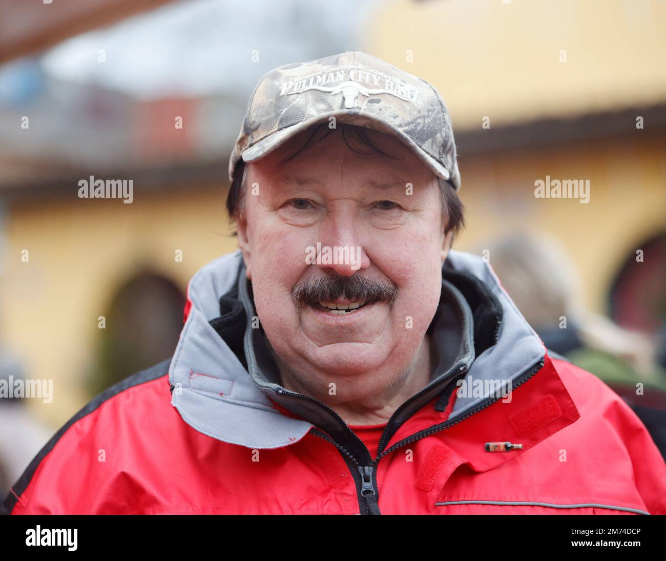 Hasselfelde, Deutschland. 07. Januar 2023. Der Rennleiter Wolf-Dieter Polz ist für die Anfänge des Schlittenhunderennens verantwortlich. Beim internationalen Schlittenhunderennen 22. in der westlichen Stadt Pullman City Harz wurden mehr als 100 Starts abgehalten. Mit Teams von bis zu zwölf Hunden rannten die Mushers auf dem 5,6 km langen Pfad. Sie fuhren mit Wagen, da es keinen Schnee gab. Kredit: Matthias Bein/dpa/Alamy Live News Stockfoto