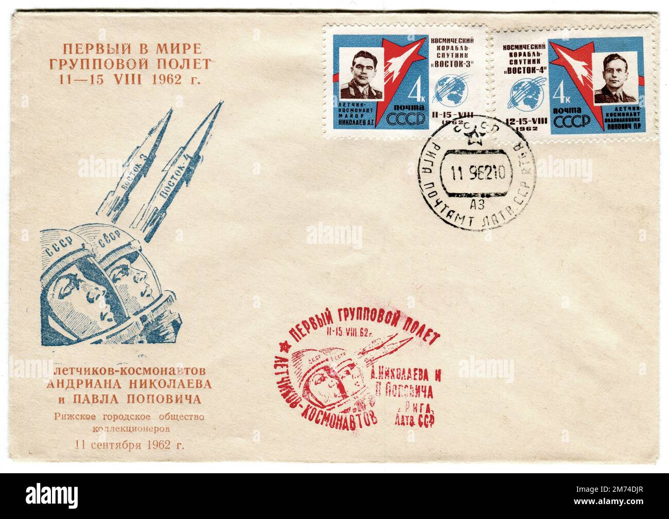 Eine alte russische Weltraumhülle, die am 11. September 1962 veröffentlicht wurde, um den Flügen von Vostok 3 und Vostok 4 zu gedenken. Das Cover ist mit einem stilisierten Bild der beiden Raketen, ihrer Kosmonauten-Piloten und der dazugehörigen übersetzten Überschrift „First in the World Group Flight 11-15 August 1962“ und „Cosmonauts Andriana Nikolaev und Paul Popovich – Riga City Society Collectors – 11. September 1962“ dekoriert. Vostok 4 war eine sowjetische Raumfahrtmission, die im August 1962 gestartet wurde, einen Tag nach Vostok 3; das erste Mal, dass mehr als ein besetztes Raumschiff gleichzeitig im Orbit war. Stockfoto