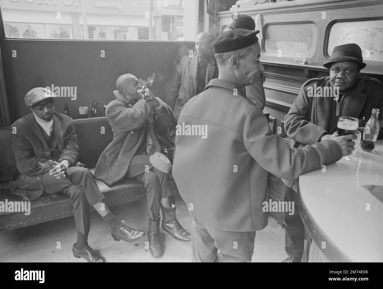 Nach London. Ende 1960er. Eine Gruppe von Freunden, die sich im Duke of Wellington Pub treffen, der sich an der Ecke Portobello Road und Elgin Crescent im Notting Hill-Viertel des Royal Borough of Kensington und Chelsea, West London, befindet. Stockfoto