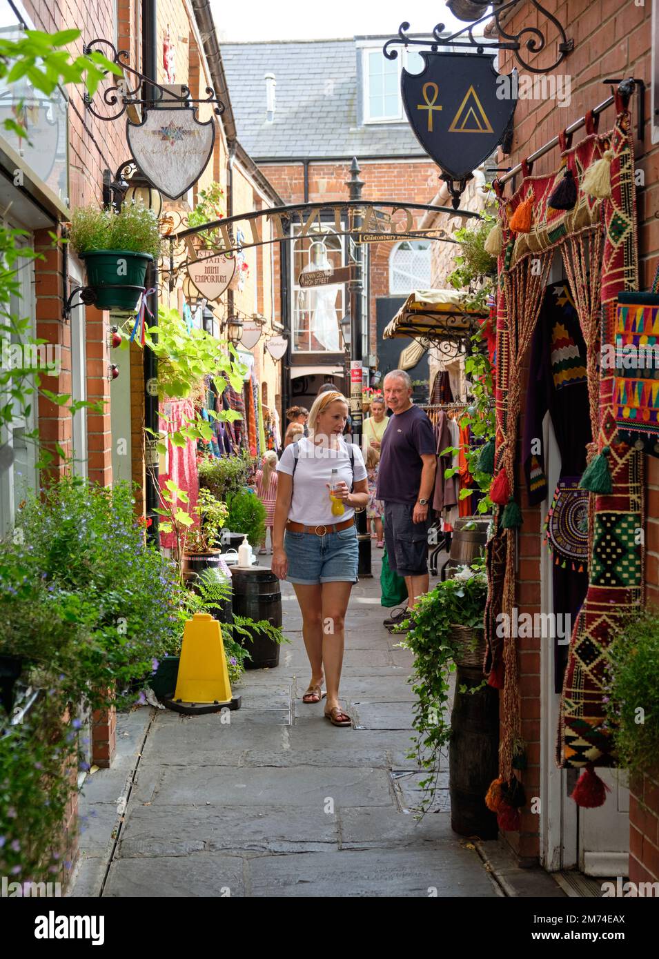 Shoppen Sie in der Gauntlet-Einkaufspassage Glastonbury Stockfoto Shoppen Sie in der Gauntlet-Einkaufspassage Glastonbury Stockfoto