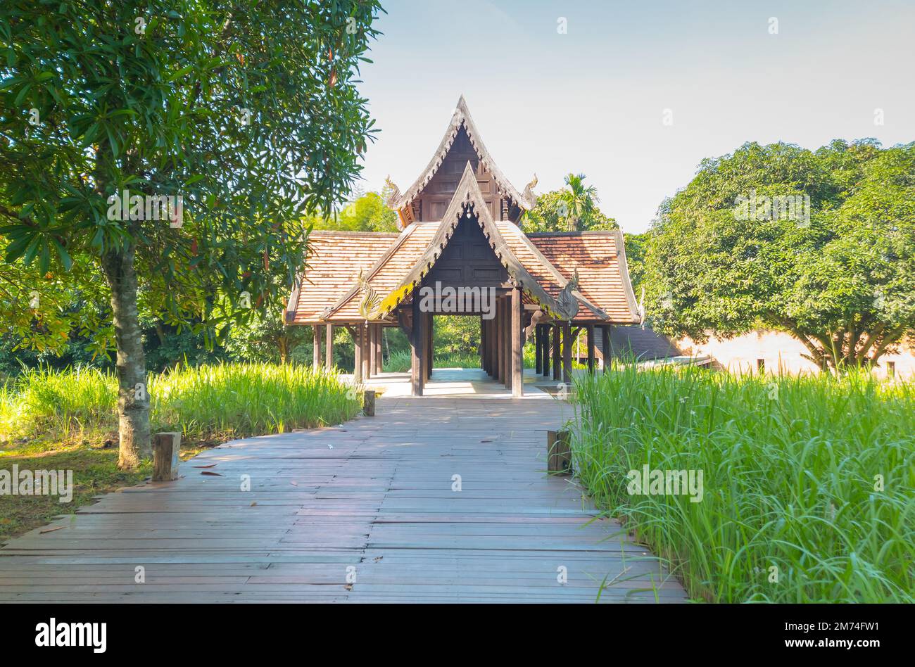Traditionelles thailändisches Haus. Haus im Lanna-Stil aus Holz. Stockfoto