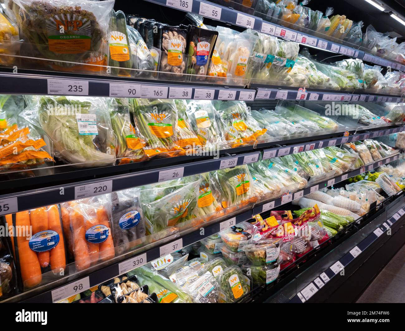 Bangkok, Thailand - 12. November 2022: Verschiedene frische Früchte im Regal im modernen Supermarkt. Stockfoto