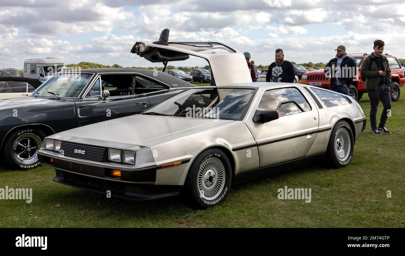 DMC DeLorean, ausgestellt beim Oktober-Scramble im Bicester Heritage Centre am 9. Oktober 2022. Stockfoto