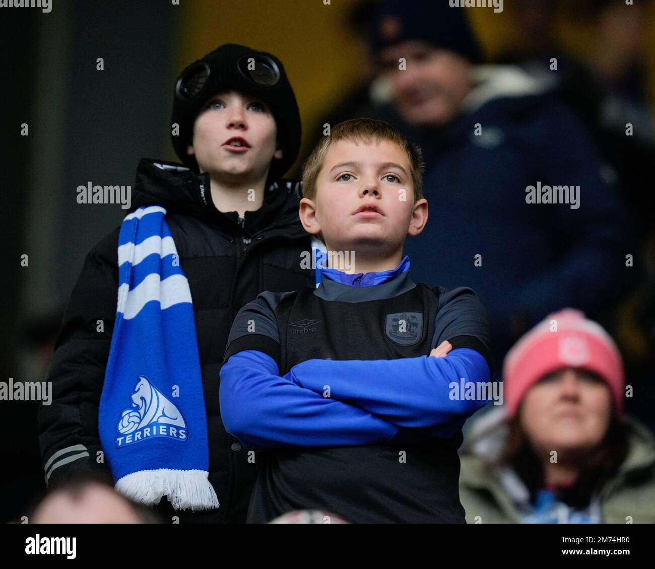 Preston, Großbritannien. 07. Januar 2023. Junge Fans von Huddersfield Town sehen sich das Spiel der Emirates FA Cup Third Round Preston North End vs Huddersfield Town at Deepdale, Preston, Großbritannien, am 7. Januar 2023 (Foto von Steve Flynn/News Images) in Preston, Großbritannien, am 1./7. Januar 2023 an. (Foto: Steve Flynn/News Images/Sipa USA) Guthaben: SIPA USA/Alamy Live News Stockfoto