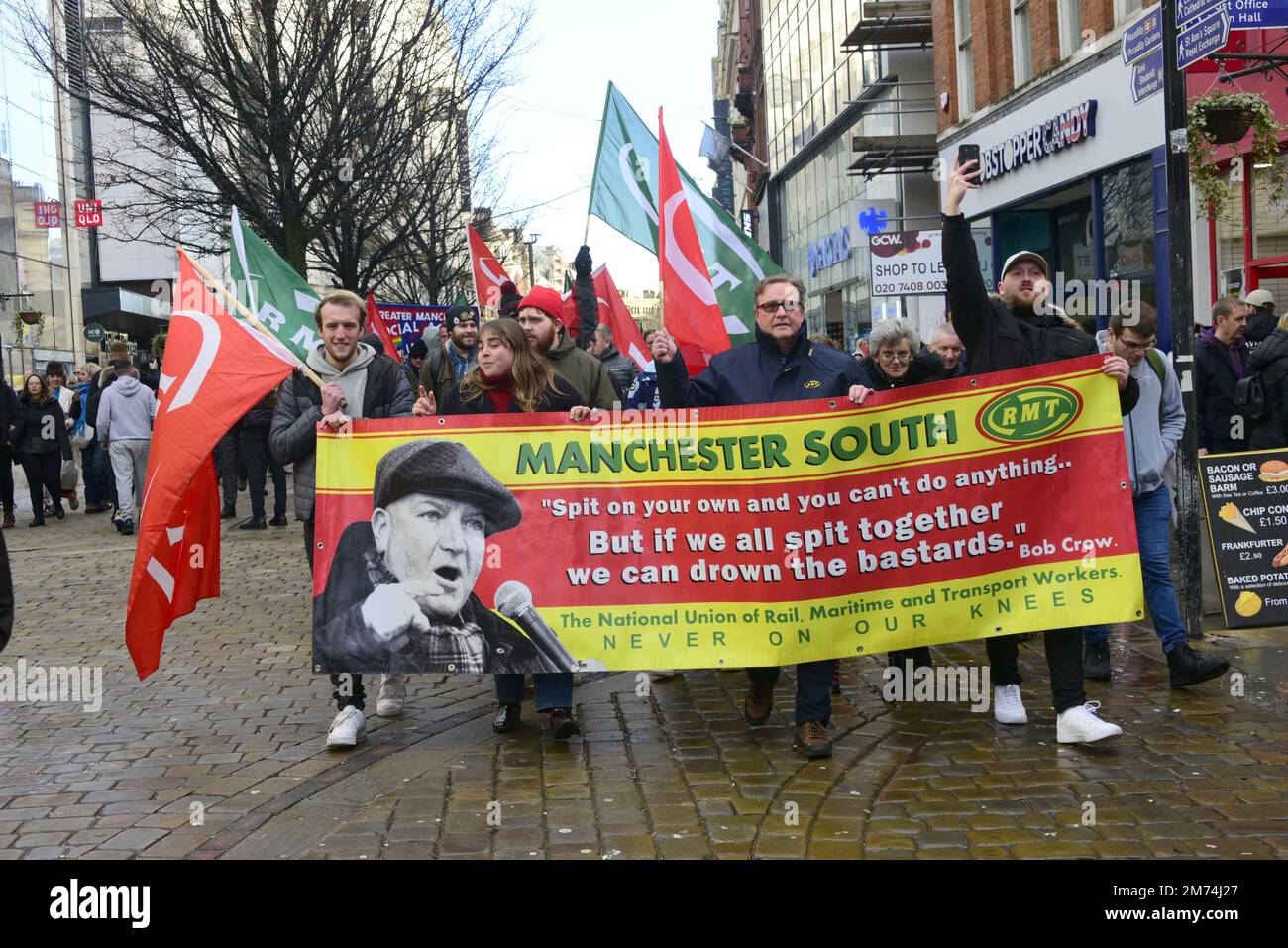 Manchester, Vereinigtes Königreich, 7. Januar 2023. Protest gegen die Unterstützung der derzeitigen Streiks im Schienenverkehr, im NHS, im Postsektor und in anderen Bereichen sowie gegen die Forderung nach Gehaltserhöhungen, die mindestens der Inflation entsprechen, die dem britischen Verbraucherpreisindex (VPI) für die Inflation entspricht, die derzeit bei 10,7 % liegt. Demonstranten versammelten sich in Piccadilly Gardens im Zentrum von Manchester, Großbritannien, und marschierten durch das Stadtzentrum. Manchester People's Assembly war einer der Organisatoren der Demonstration. Demonstranten halten ein GMT-Banner, um den Protest entlang der Market Street zu führen. Kredit: Terry Waller/Alamy Live News Stockfoto