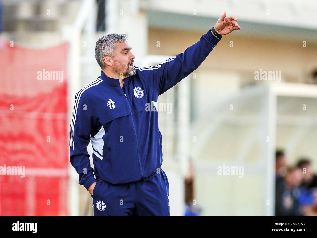 Belek, Türkei. 07. Januar 2023. Fußball: Testspiele, FC Zürich - FC Schalke 04. Schalkes Cheftrainer Thomas Reis gibt seinen Spielern Anweisungen. Kredit: Tim Rehbein/dpa/Alamy Live News Stockfoto