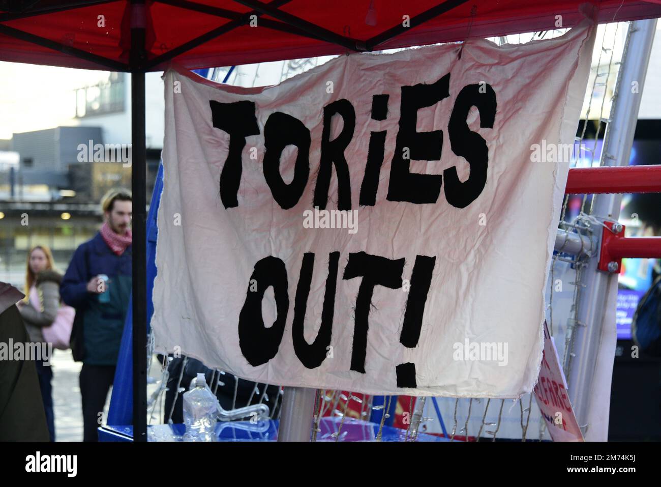 Manchester, Vereinigtes Königreich, 7. Januar 2023. Banner „Tories Out“. Protest gegen die Unterstützung der derzeitigen Streiks im Schienenverkehr, im NHS, im Postsektor und in anderen Bereichen sowie gegen die Forderung nach Gehaltserhöhungen, die mindestens der Inflation entsprechen, die dem britischen Verbraucherpreisindex (VPI) für die Inflation entspricht, die derzeit bei 10,7 % liegt. Demonstranten versammelten sich in Piccadilly Gardens im Zentrum von Manchester, Großbritannien, und marschierten durch das Stadtzentrum. Manchester People's Assembly war einer der Organisatoren der Demonstration. Kredit: Terry Waller/Alamy Live News Stockfoto