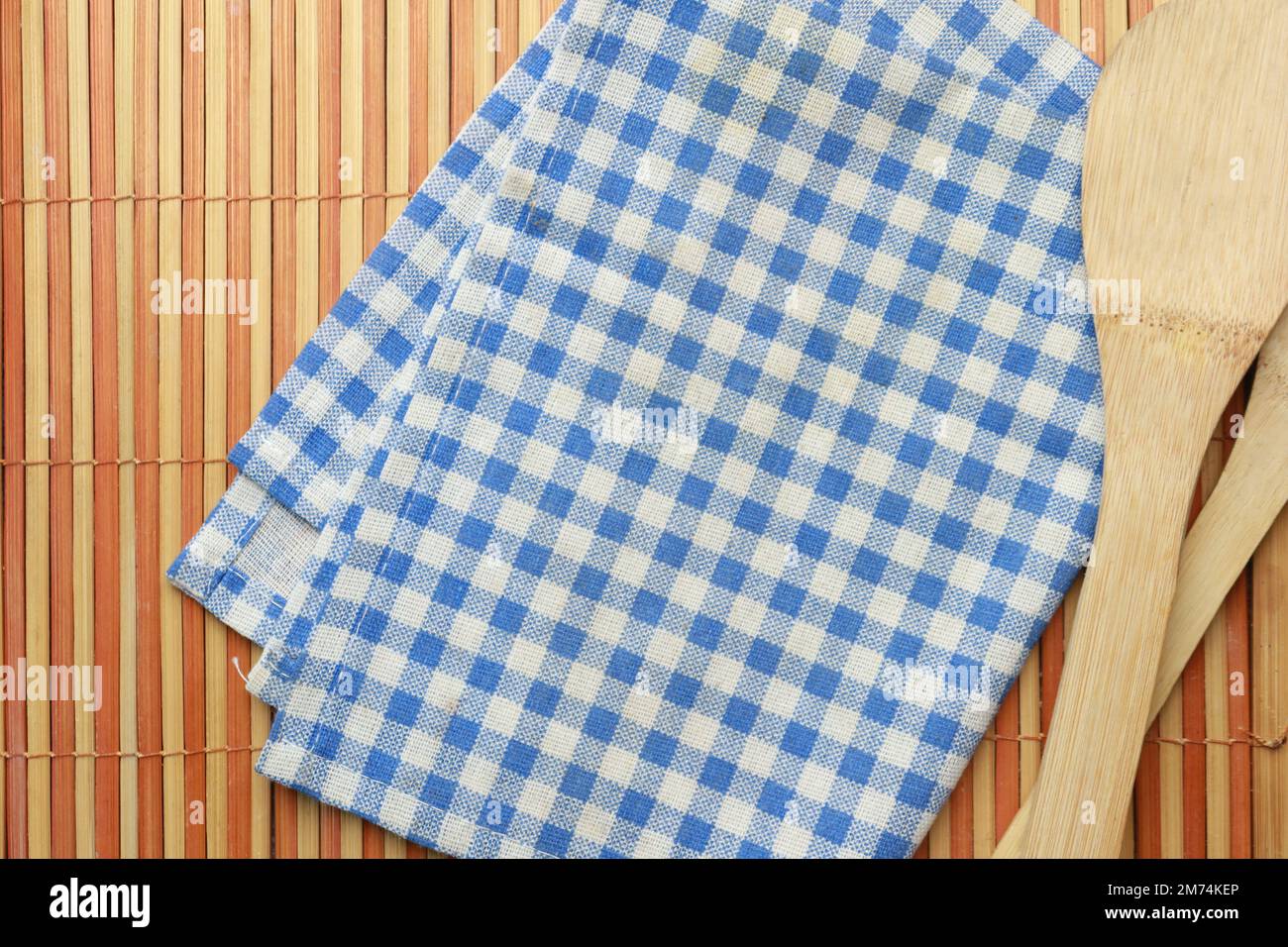 Blaue Serviette und Holzlöffel auf dem Tisch Stockfoto