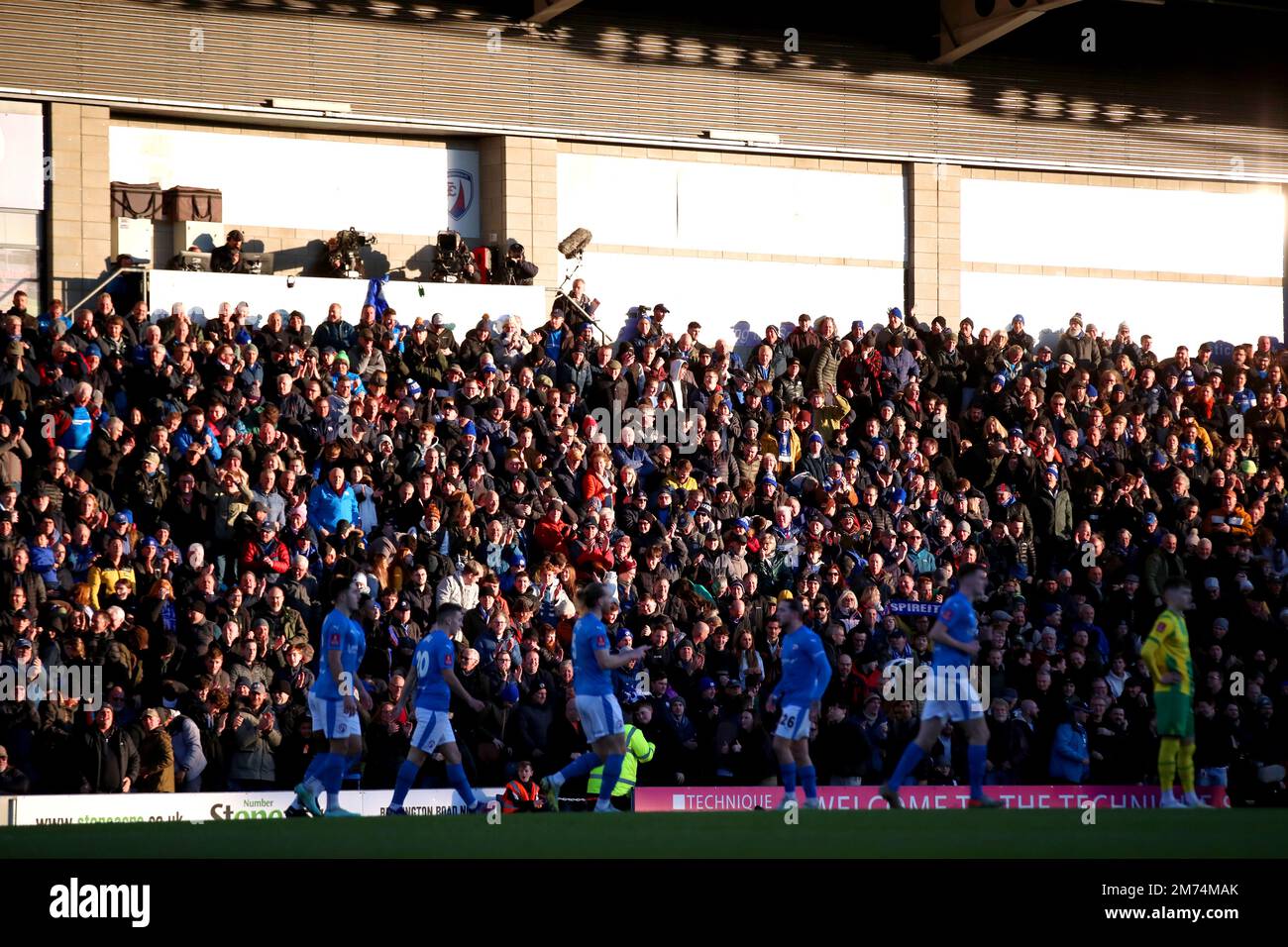 Die Fans von Chesterfield feiern, nachdem Tyrone Williams beim dritten