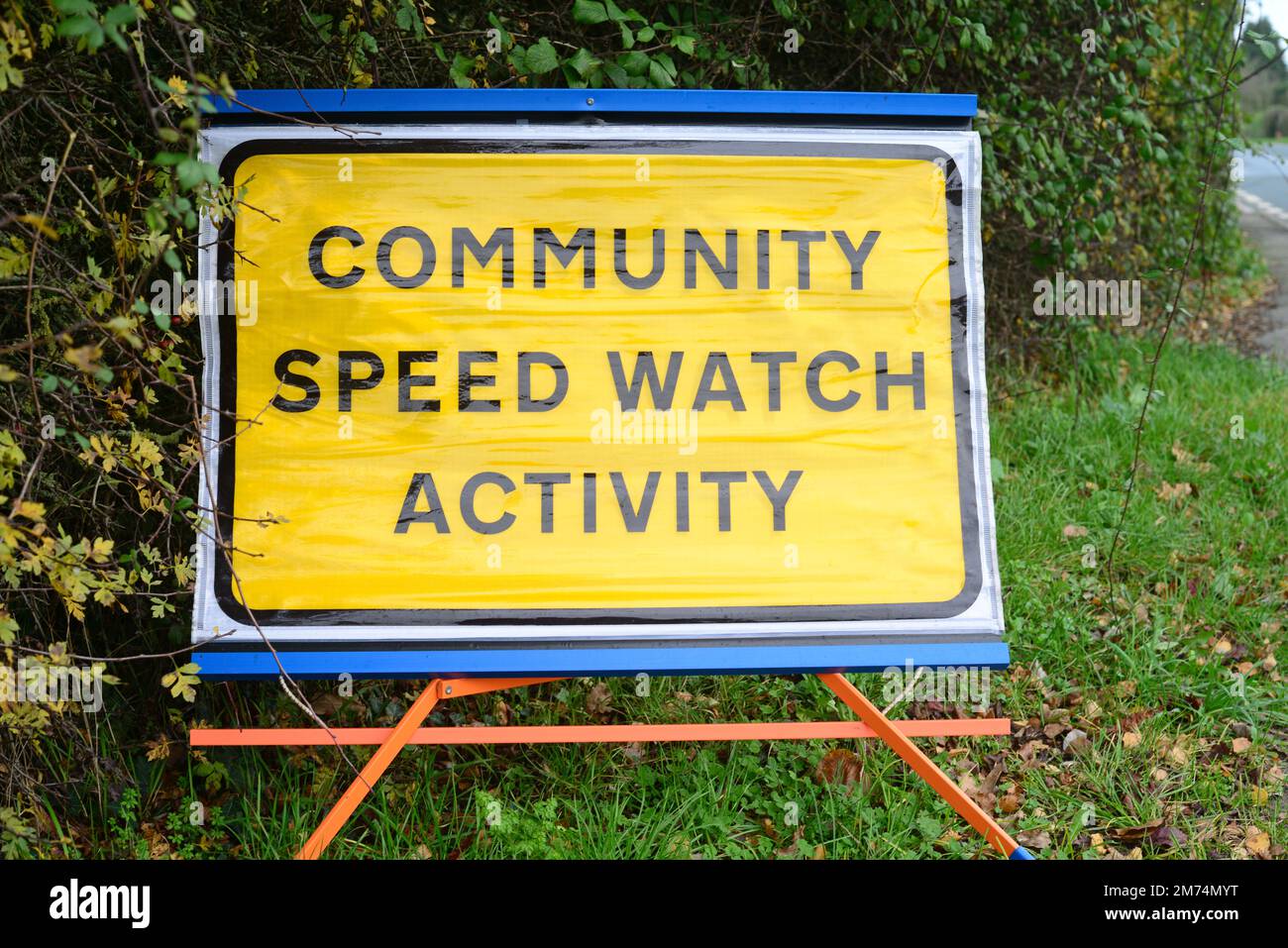 Warnschild für Geschwindigkeitsbeobachtung in der Gegend, Sutton auf derwent Yorkshire UK Stockfoto