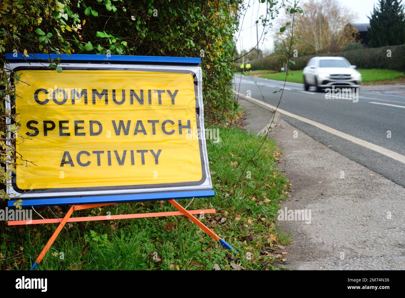 Warnschild für Geschwindigkeitsbeobachtung in der Gegend, Sutton auf derwent Yorkshire UK Stockfoto