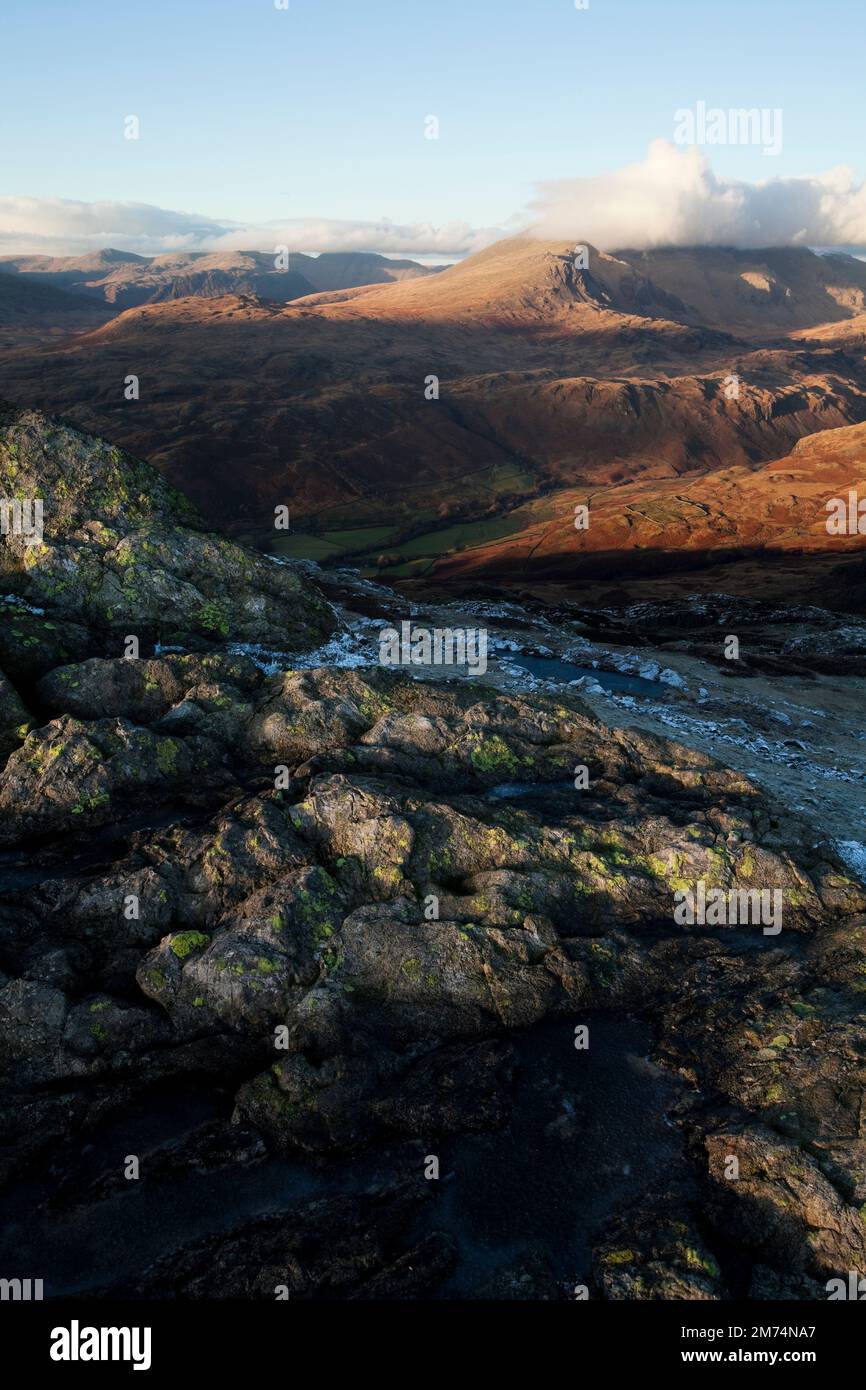 Das Scafell Pike-Massiv vom Gipfel von Harter Fell aus gesehen, Stockfoto
