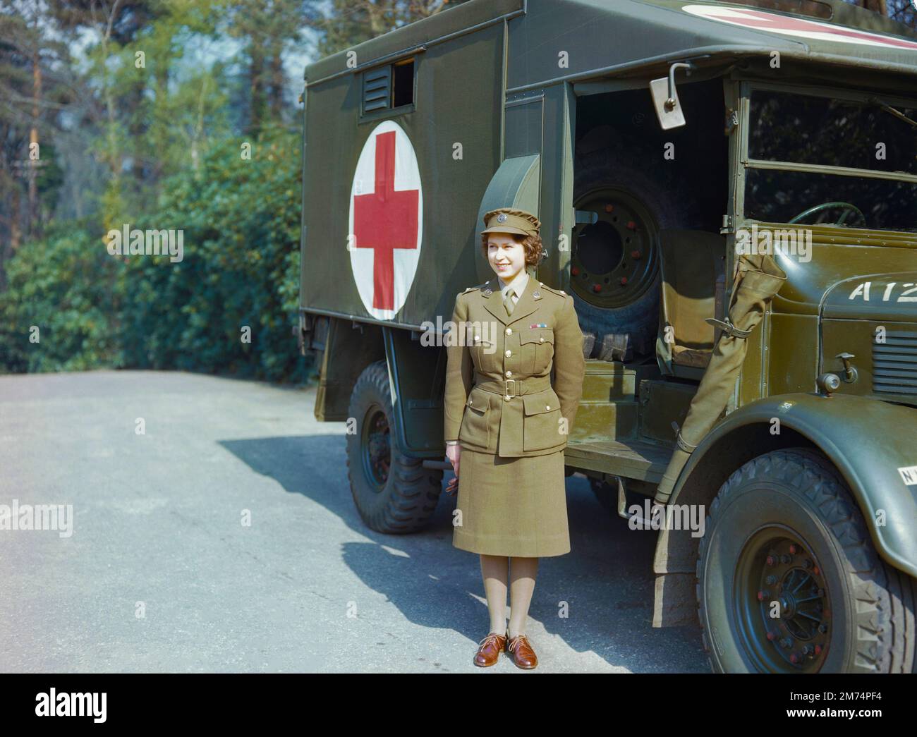 ENGLAND, Großbritannien - April 1945 - HRH Prinzessin Elizabeth im Auxiliary Territorial Service irgendwo in Südengland im April 1945. Prinzessin Elizabeth Stockfoto
