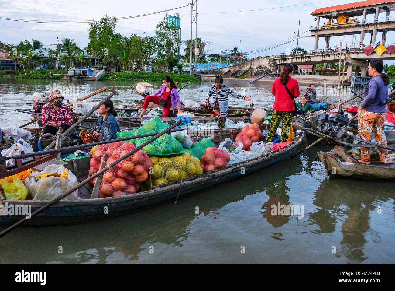 Can Tho, Vietnam - 4. Januar 2023: Obst- und Gemüsehändler auf dem schwimmenden Markt von Phong Dien im Mekong River Delta in Can Tho, Vietnam. Stockfoto