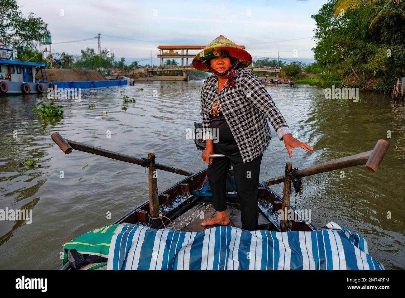 Can Tho, Vietnam - 4. Januar 2023: Obst- und Gemüsehändler auf dem schwimmenden Markt von Phong Dien im Mekong River Delta in Can Tho, Vietnam. Stockfoto