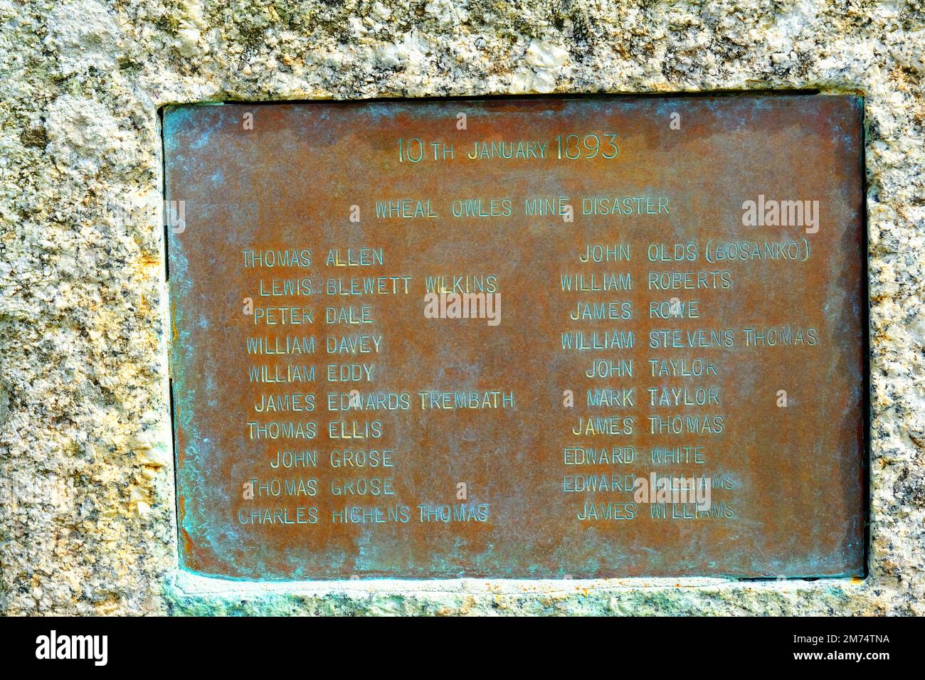 Kupferplakette zum Gedenken an die Katastrophe der Wheale Eulen, die die Männer, die umkamen, zum Weltkulturerbe erklärt, Botallack, Cornwall, Großbritannien - John Gollop Stockfoto