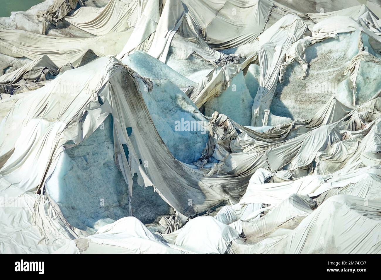 Das Schmelzen des Rhongletschers ist das sichtbarste Zeichen des Klimawandels. Aufgrund der hohen Temperaturen können weiße Laken den Gletscher nicht mehr schützen Stockfoto