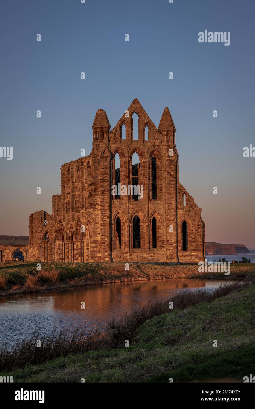 Whitby Abbey erleuchtet von der frühen Morgensonne Stockfoto