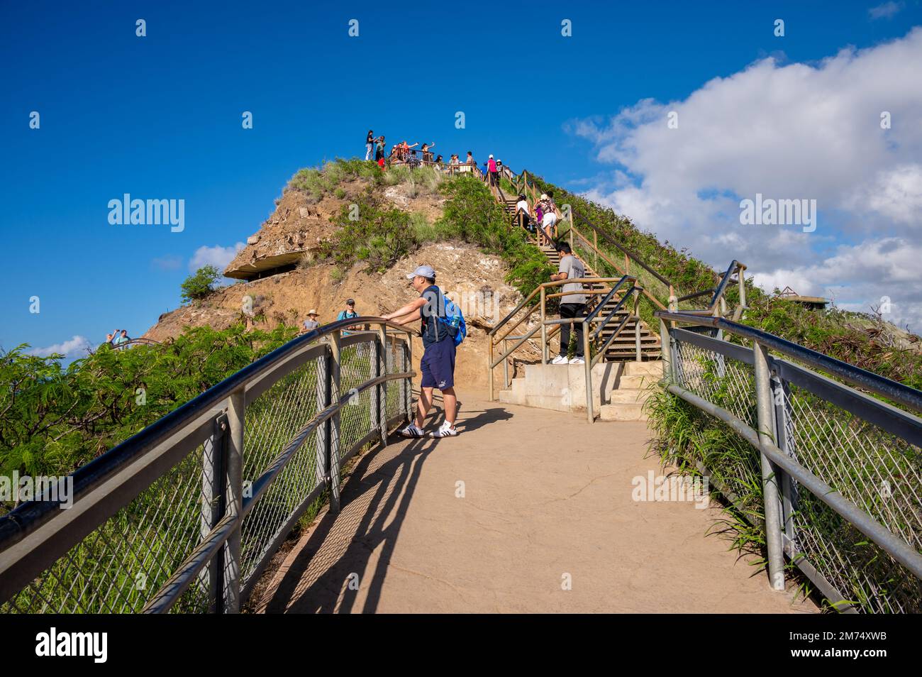 Honolulu, Hawaii - 27. Dezember 2022: Touristen wandern den Diamond Head Lookout Trail hinunter. Stockfoto