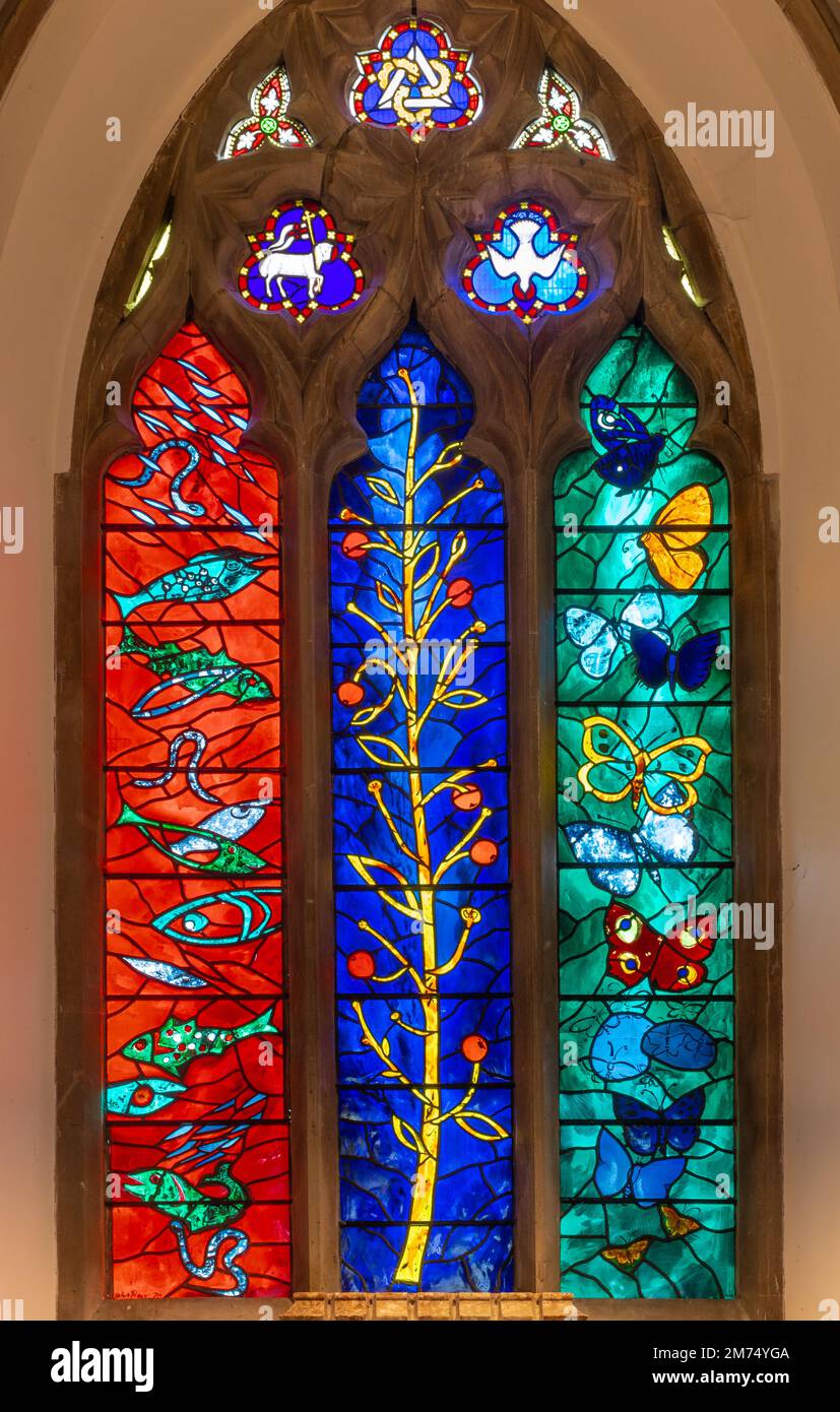 Buntglasfenster, entworfen von John Piper in St. Bartholomew's Church in Nettlebed Village, Oxfordshire, England, Großbritannien. Das Ostfenster. Stockfoto