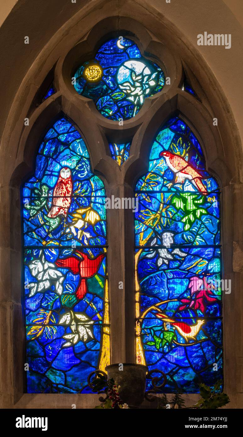 Buntglasfenster, entworfen von John Piper in St. Bartholomew's Church in Nettlebed Village, Oxfordshire, England, Großbritannien. Südliches Fenster. Stockfoto