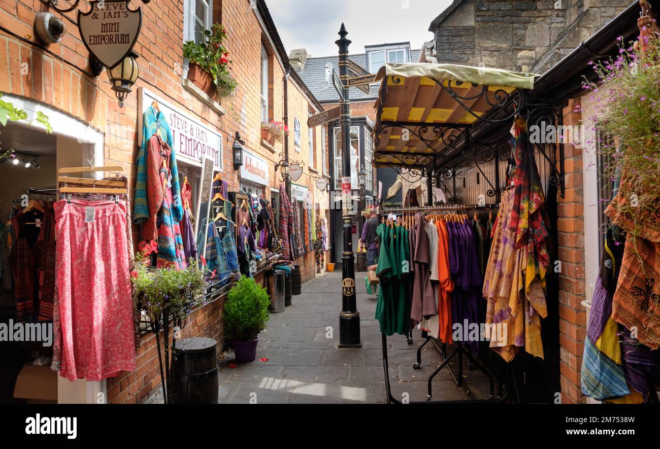 Bunte Waren in der Gauntlet Einkaufspassage Glastonbury Stockfoto Bunte Waren in der Gauntlet Einkaufspassage Glastonbury Stockfoto