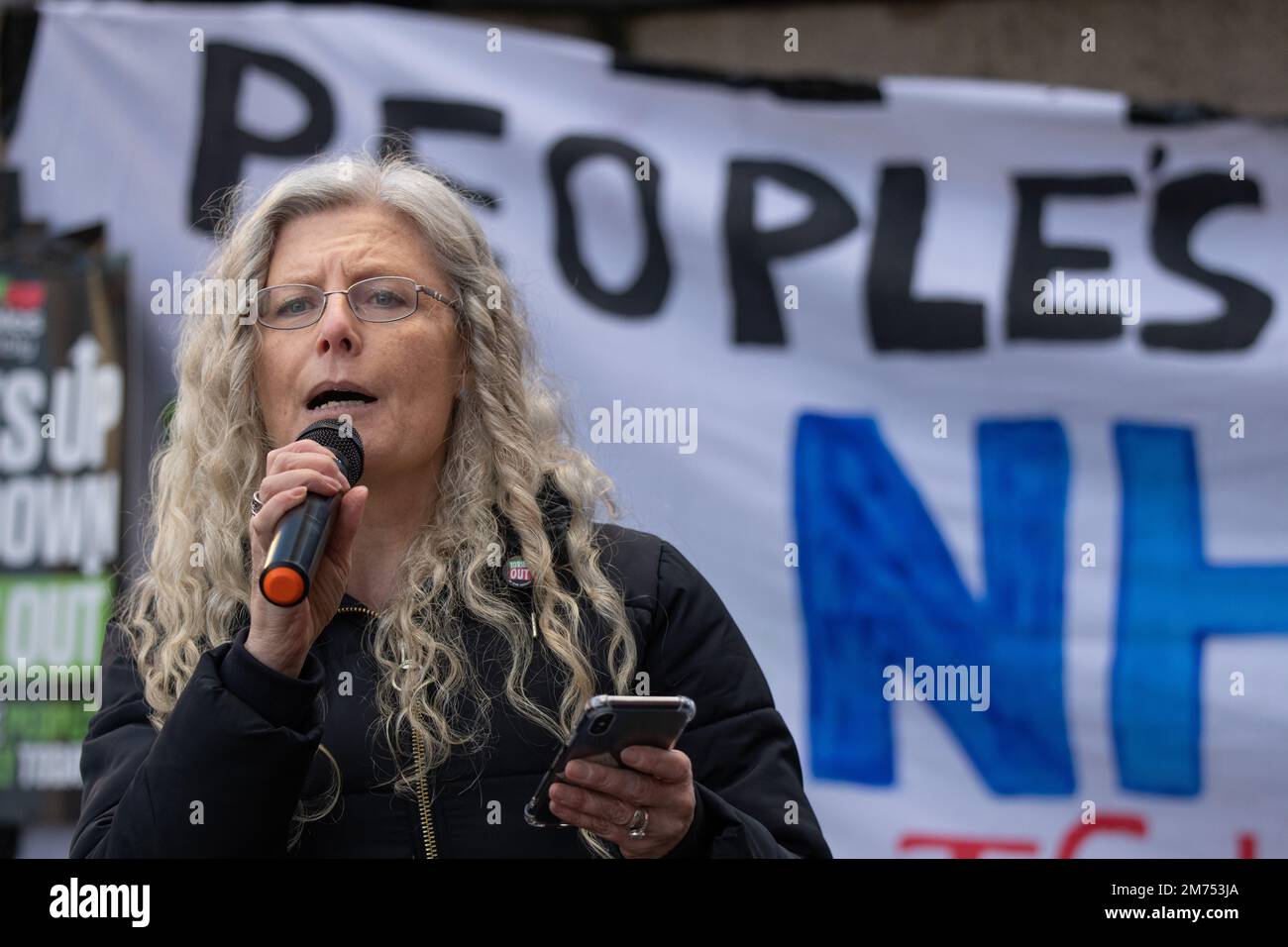 Manchester, Großbritannien. 7. Januar 2023 Karen Buckley, Konvenor der Manchester People's Assembly, spricht am 7. Januar 2023 zu einer Ansprache für die Streikaktion Manchester. März und Fond-Raising-Rallye nahmen in der Mitte von Manchester Teil, wobei unter den vertretenen Personen noch immer Streitigkeiten zwischen dem RMT (Eisenbahnarbeiter), der CWU (Royal Mail), UNITE, UNISON und dem NHS stattfanden. Bild: Garyroberts/weltweites Erscheinungsbild. Kredit: GaryRobertsphotography/Alamy Live News Stockfoto