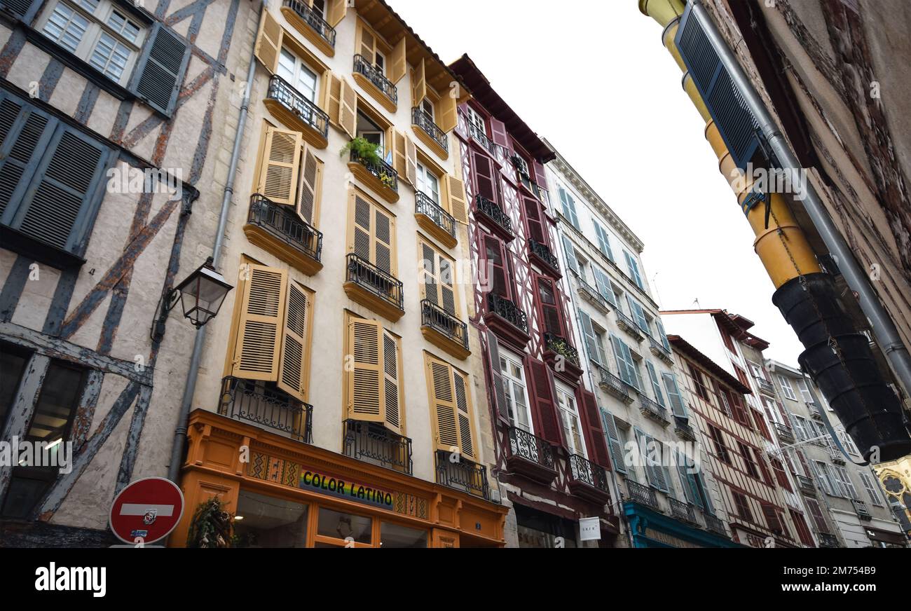 Maisons à colombages et volets à persiennes à Bayonne (Bayonne, Südwestfrankreich, Sud-Ouest Frankreich) Stockfoto