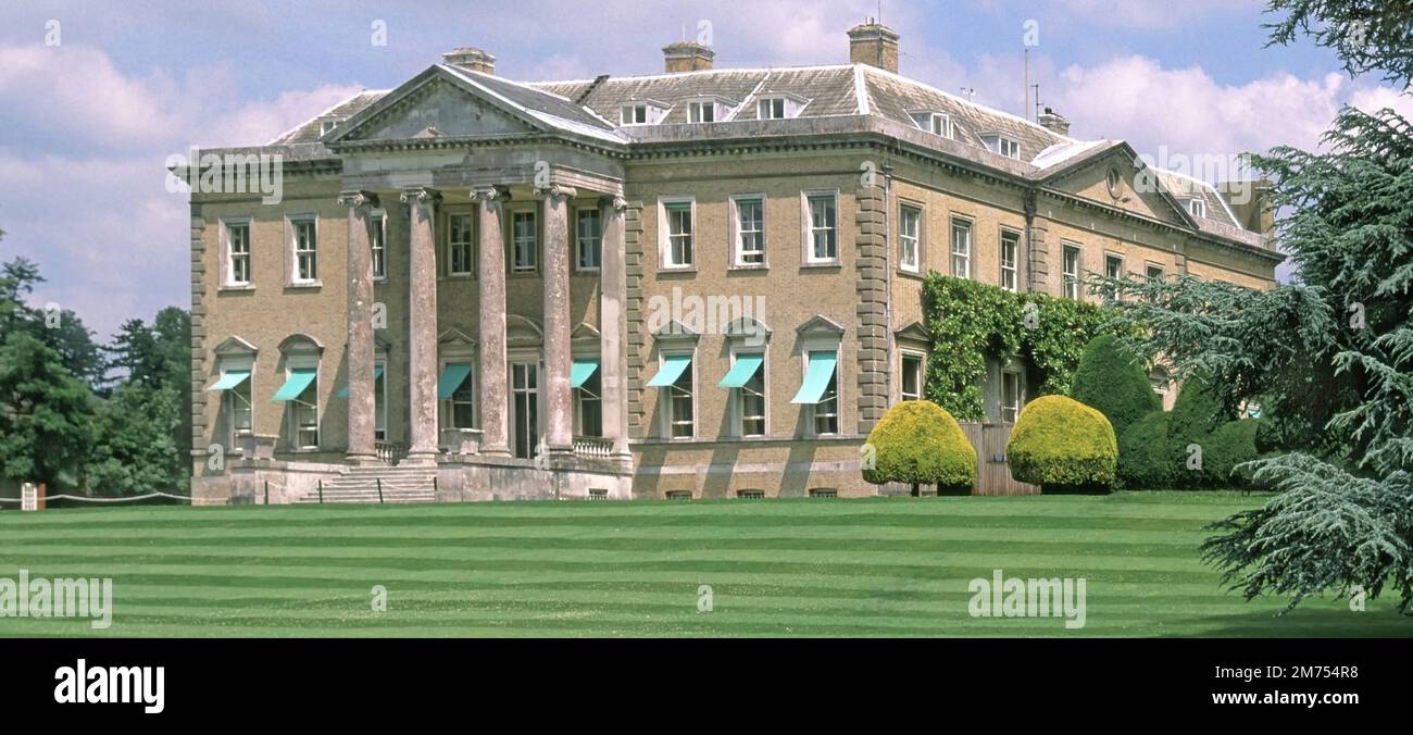 Gestreifter Garten Rasen & Sonnenblenden Klasse I gelistet Broadlands House Earl und Gräfin Mountbatten von Burma Haus nahe Romsey in Test Valley Hampshire UK Stockfoto