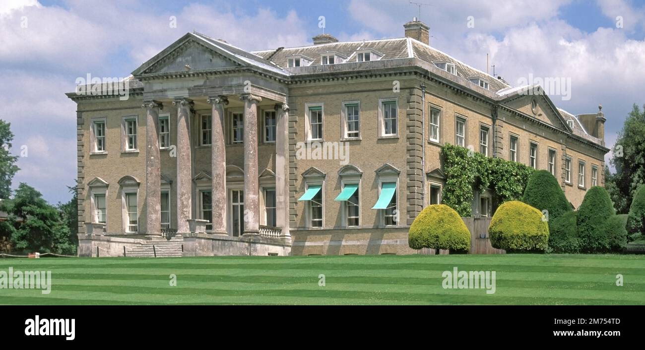 Gestreifter Garten Rasen & Sonnenblenden Klasse I gelistet Broadlands House Earl und Gräfin Mountbatten von Burma Haus nahe Romsey in Test Valley Hampshire UK Stockfoto