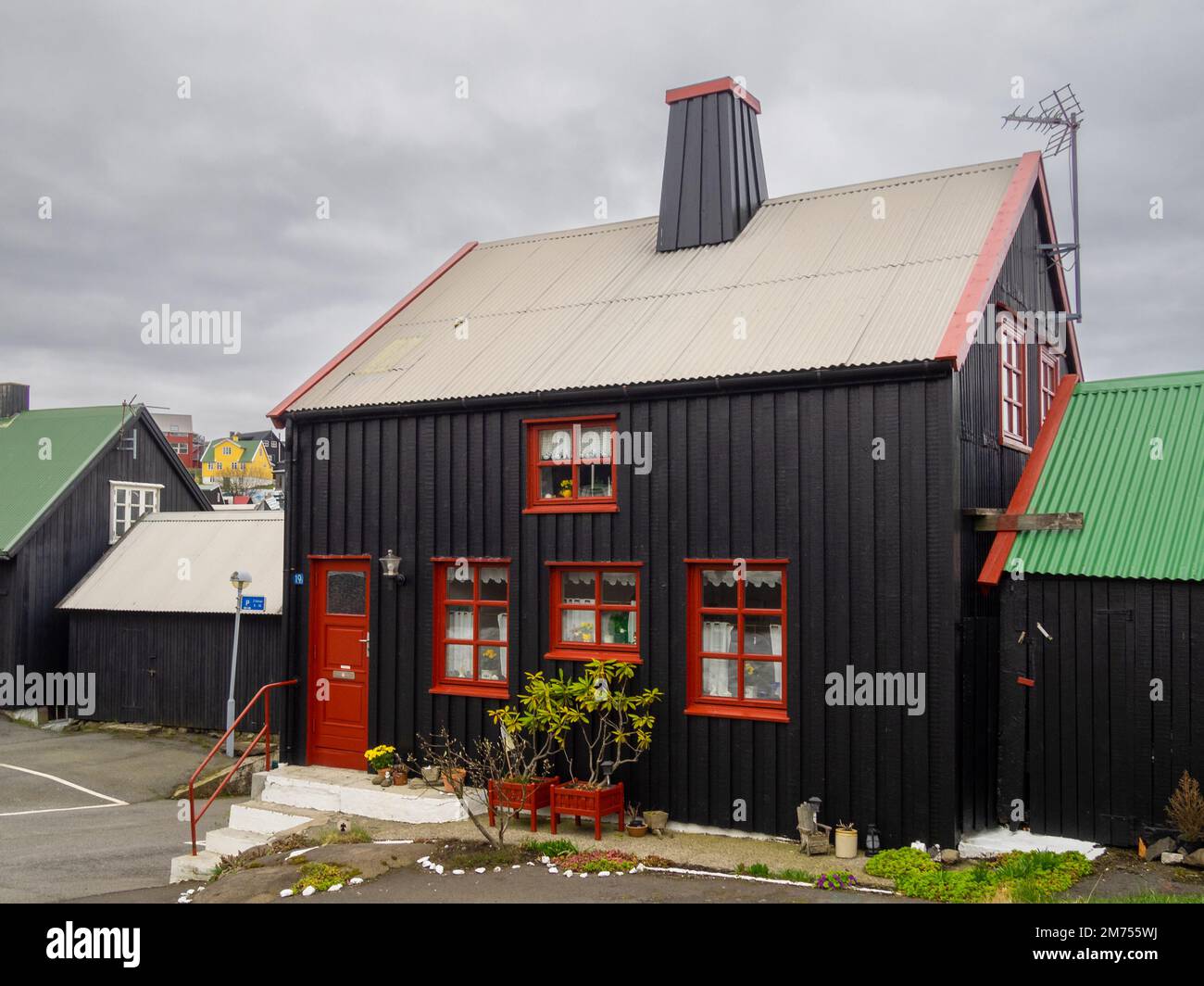 Tinganes Haus, schwarzes getarntes Holz und rote Fenster, Tórshavn Stockfoto