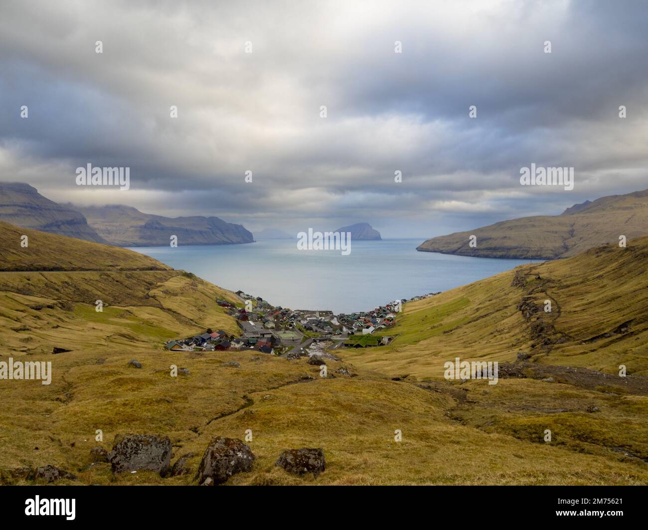 Kvivivik am Vestmannasund mit Koltur am Horizont und Vágar auf der linken Seite Stockfoto