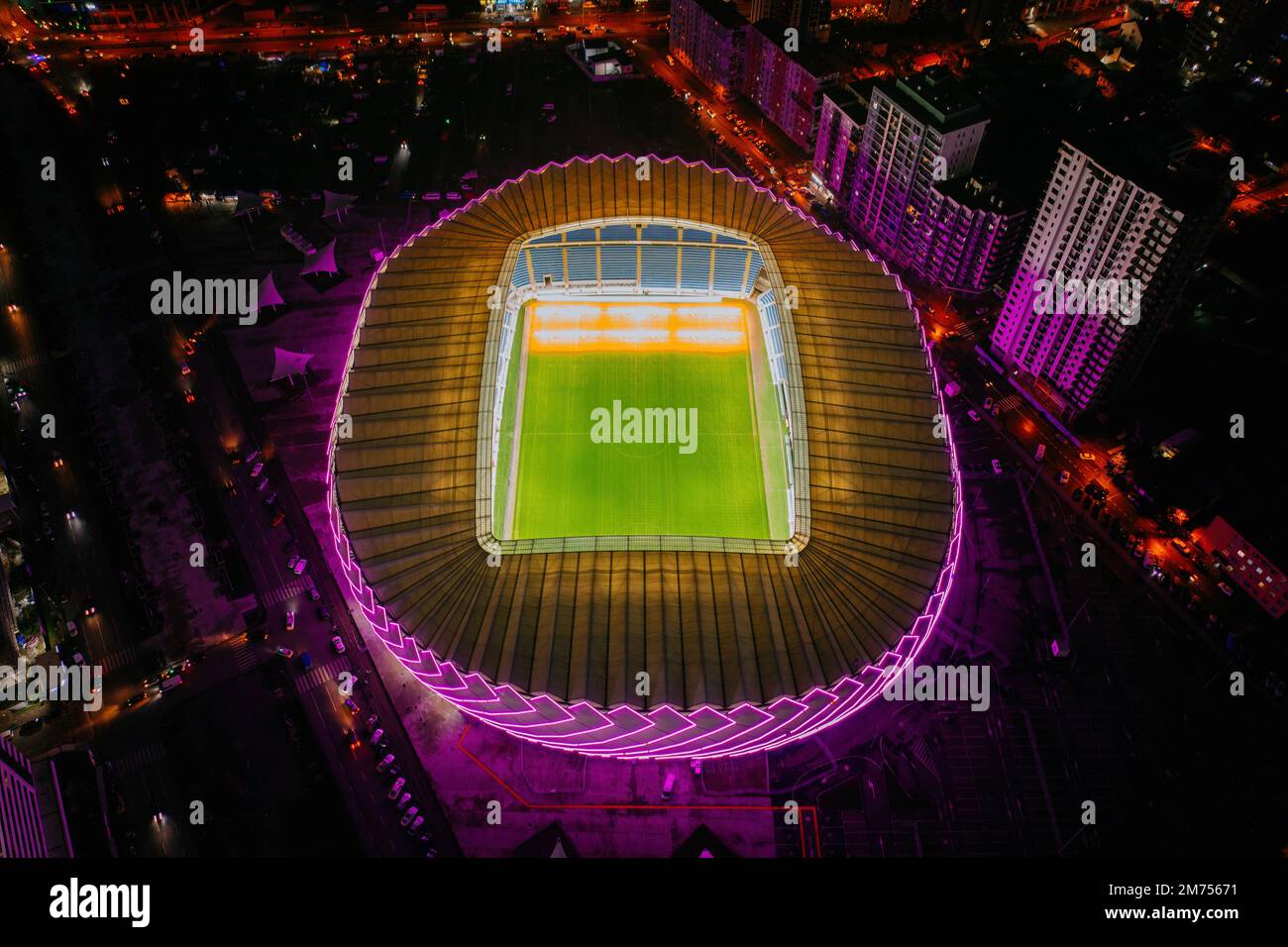 Drohnenansicht des Stadions bei Nacht. Stockfoto