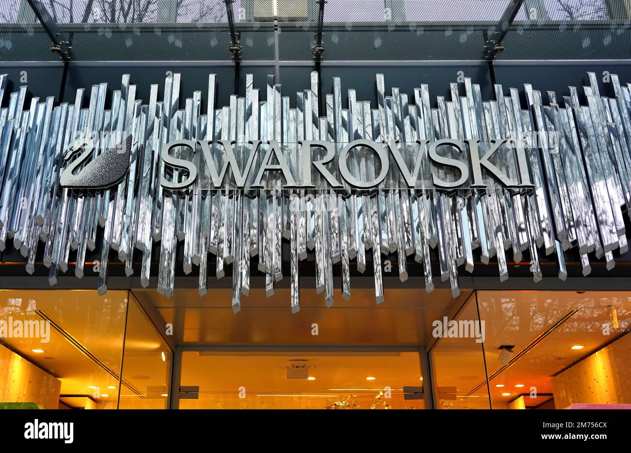 Logo eines Swarovski-Juweliergeschäfts an der Einkaufsstraße Königsallee in Düsseldorf/Deutschland kaufen. Stockfoto