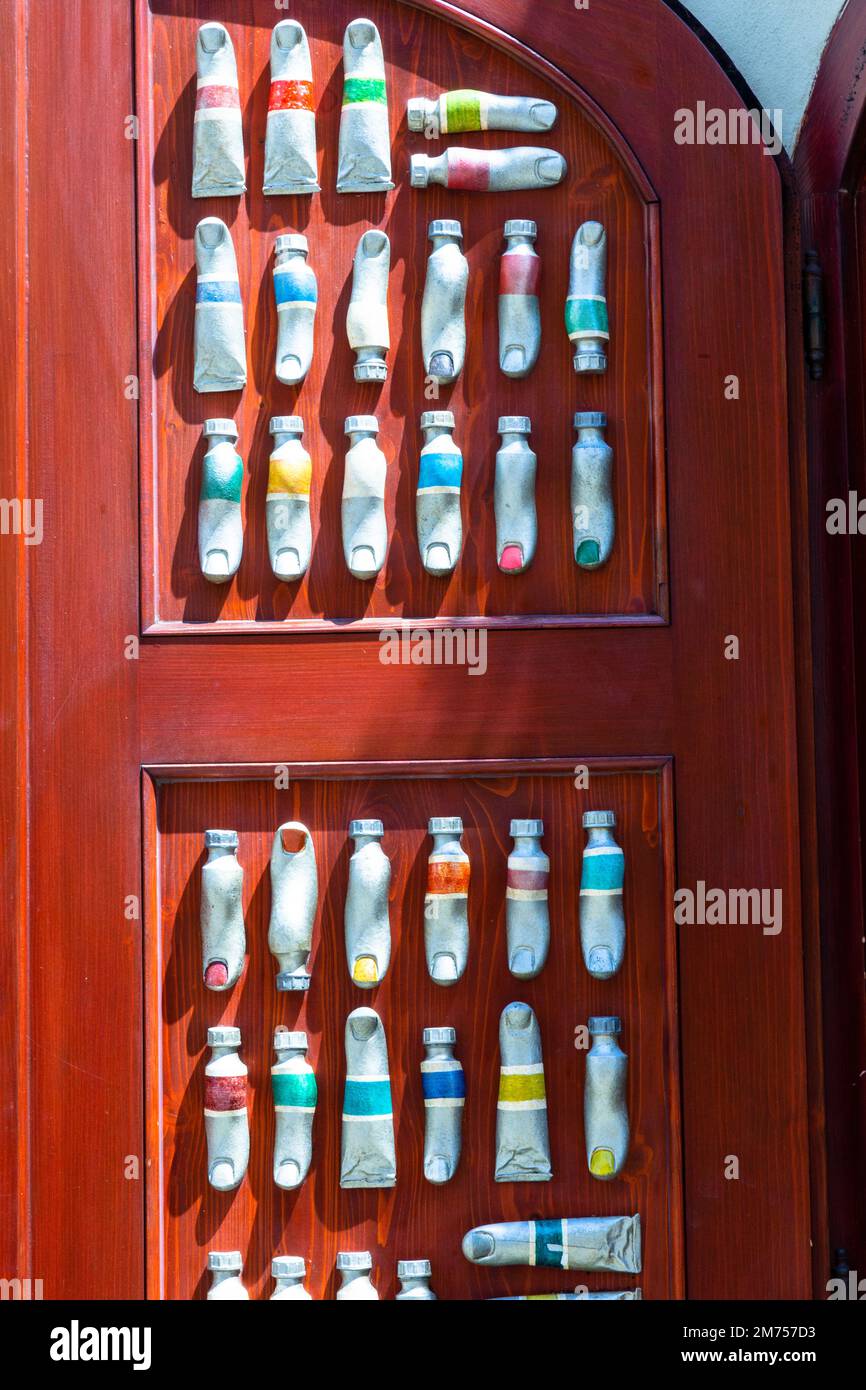 Ein unterhaltsames Ladengeschäft für einen Kunstladen mit mehrfarbigen Farbröhren, die wie Finger aussehen sollen, in Cesky Krumlov, Südböhmen Stockfoto