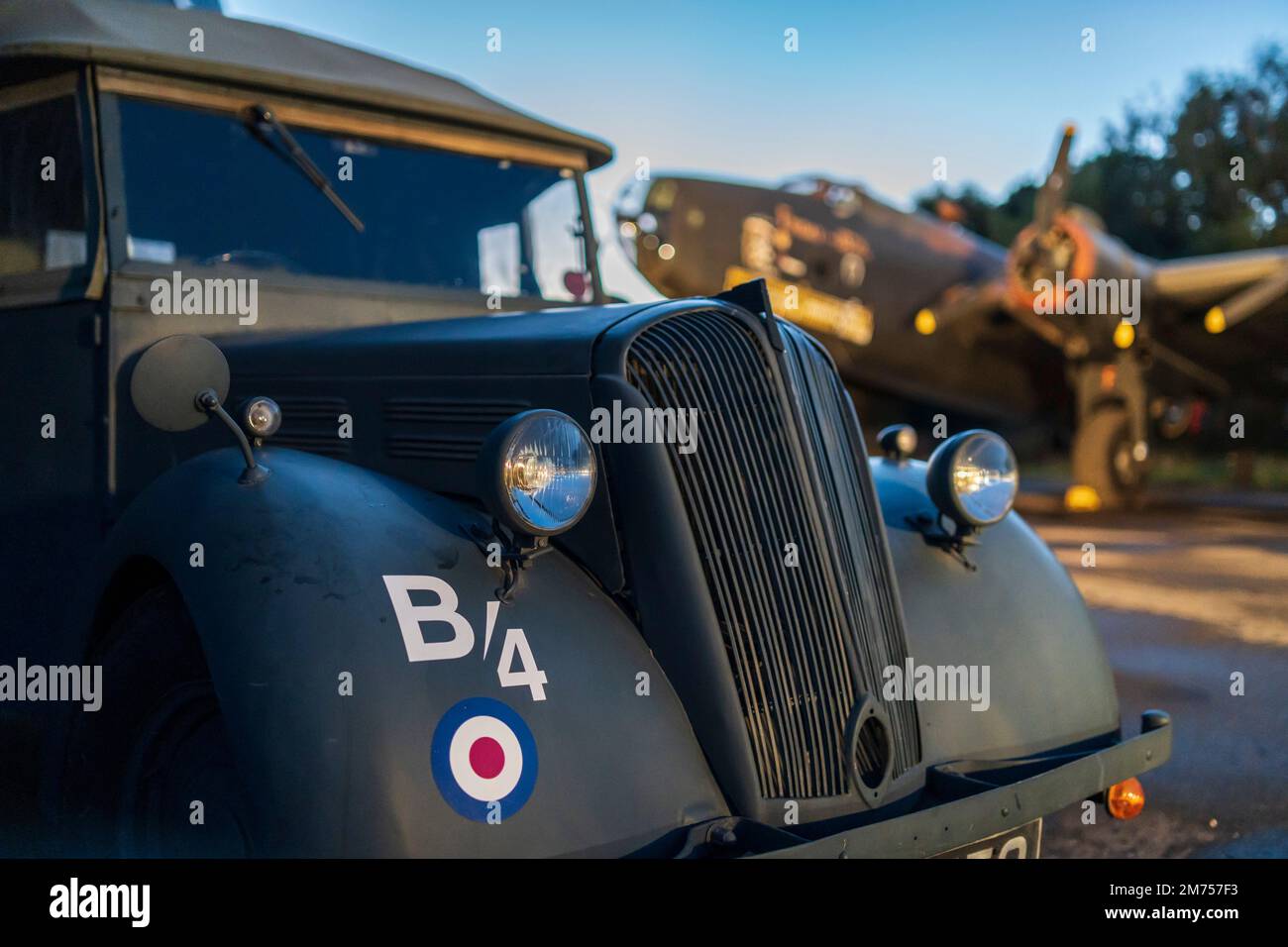 Handley Page Halifax, 2. Weltkrieg, Bombenattentäter und Besatzungsnachbildung am Elvington Airfield, Yorkshire Air Museum. Fotoaufnahme bereitgestellt von Timeline Events mit einem Stockfoto